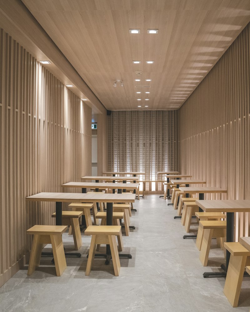 Ahşap kaplamalı kafe iç mekânı