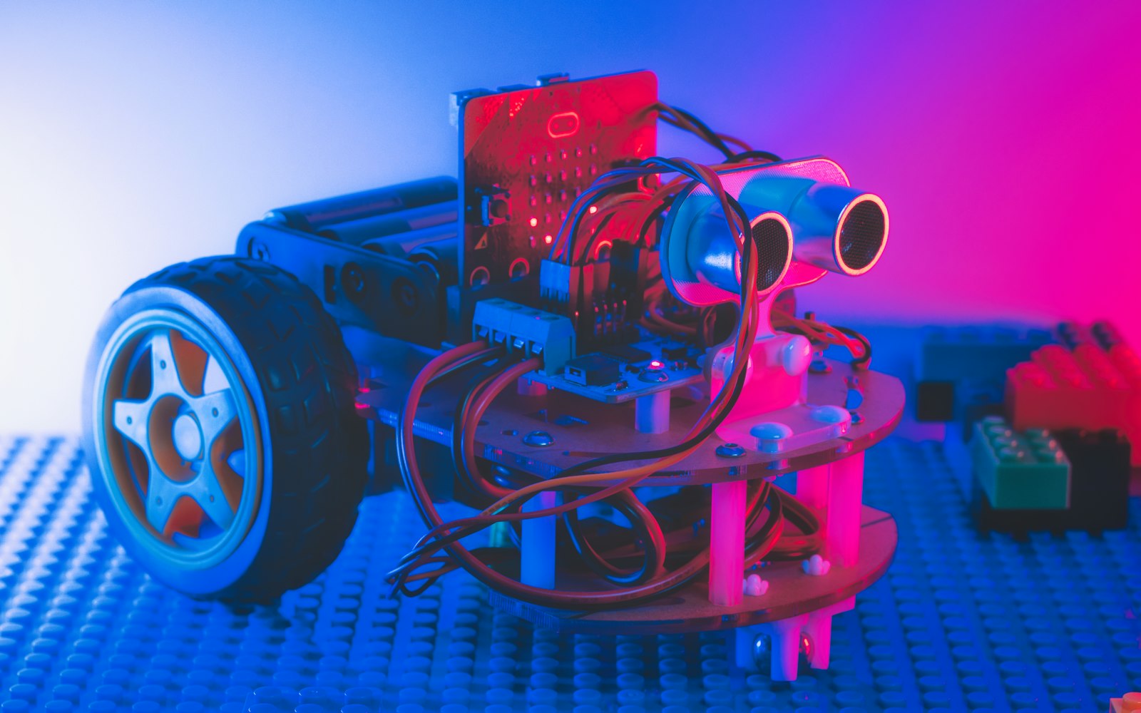 Öğrencilerin programladığı sensörlü robot araç