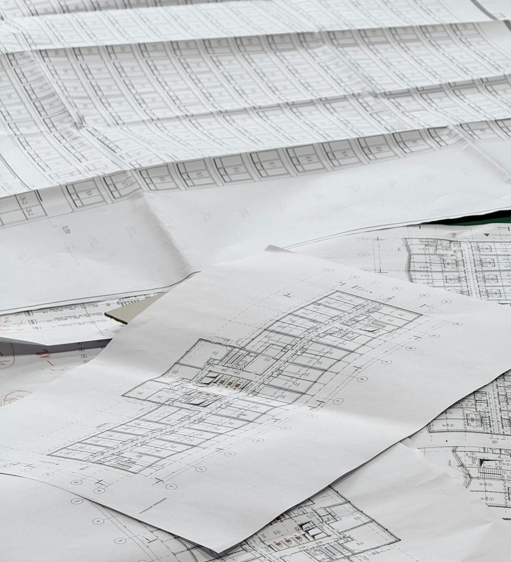 Üst üste serilmiş plan paftaları