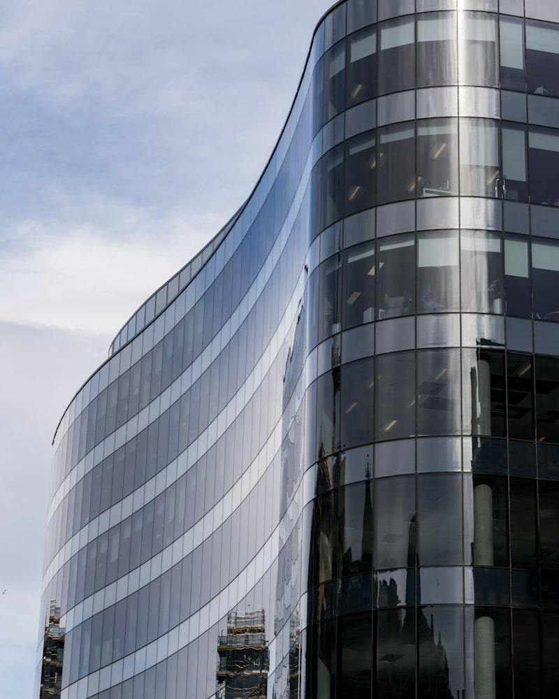 Modern ofis binası cephesi